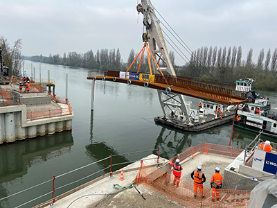 Pose de la passerelle à l'entrée du port de Seine Parisii !