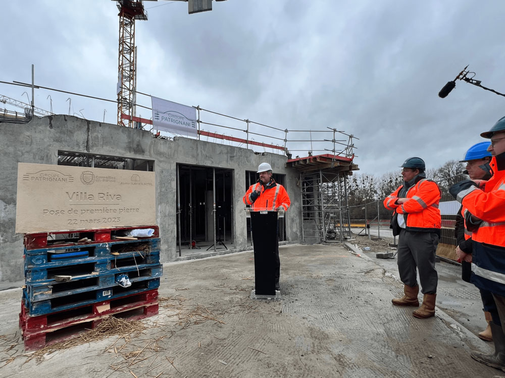 Pose de la première pierre 